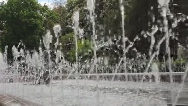Beautiful fountain on street — Stock Video