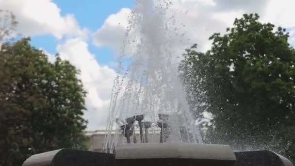 Hermosa fuente en la calle — Vídeo de stock