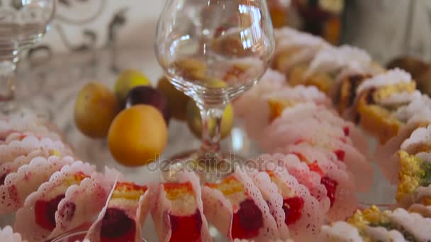Fruta decorativa rebanada en la mesa Buffet — Vídeos de Stock