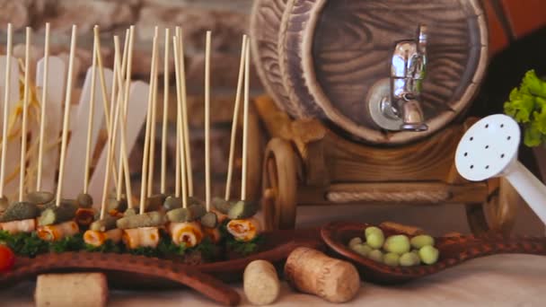 Çeşitli gıda içeren bir tablo — Stok video