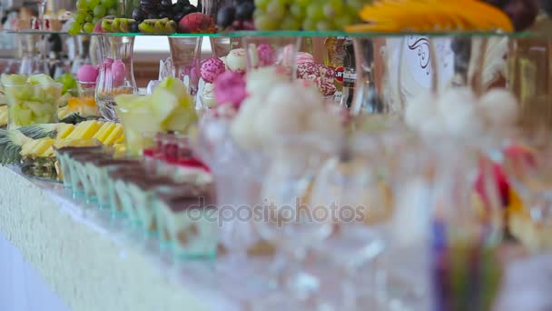 Fruits décoratifs tranchés sur la table de buffet — Video