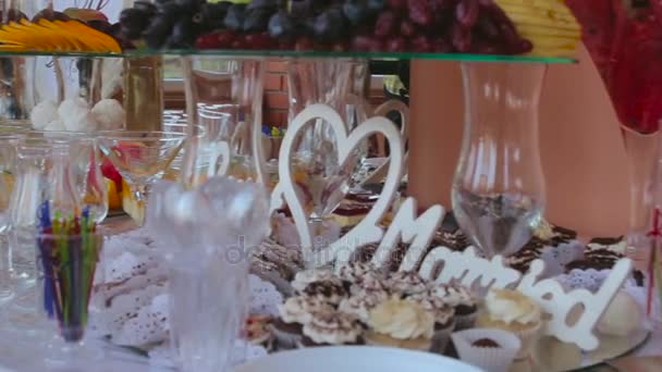 Frutas decorativas cortadas na mesa do buffet — Vídeo de Stock