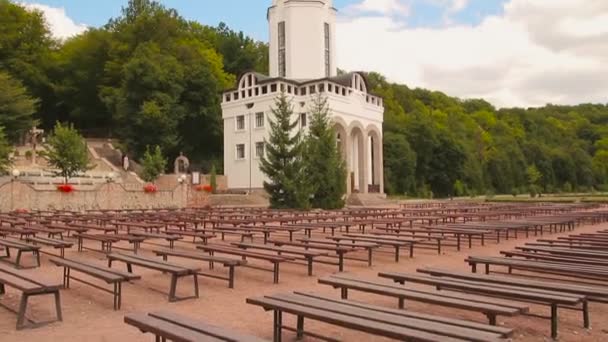 Utsikt över den vackra kyrkan — Stockvideo