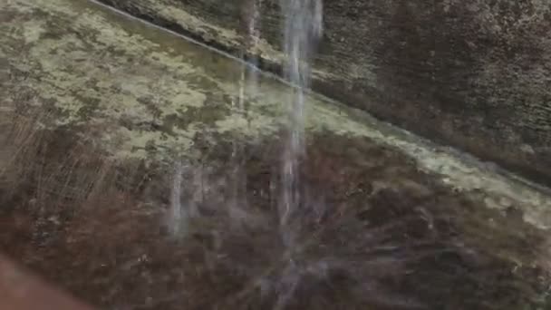 Minerální voda odtéká do kamene — Stock video