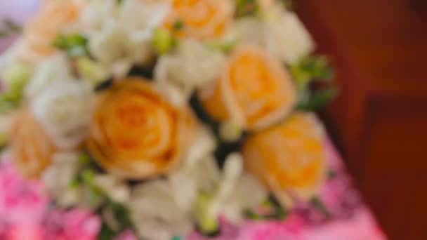 Прекрасный свадебный букет с розами — стоковое видео