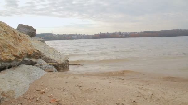 모래 해변입니다. 작은 물 파도 — 비디오