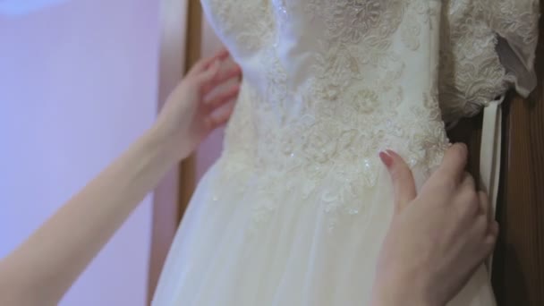 Detalhe sobre o casamento, vestido maravilhoso para uma noiva — Vídeo de Stock