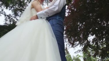 Gelin ve damadın birbirlerine bakıyorlar.