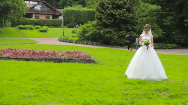 De bruidegom gaat naar de bruid — Stockvideo