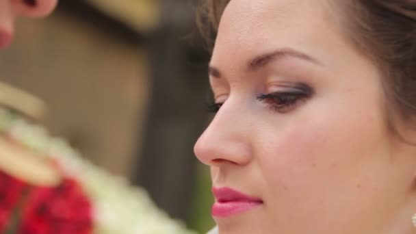 The bride and groom look at each other — Stock Video