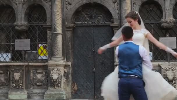 Жених и невеста на свадебных танцах — стоковое видео