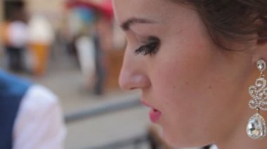 Genç kız kahve içiyor