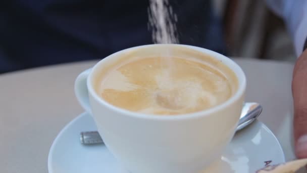 L'uomo versò lo zucchero in caffè — Video Stock