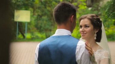 Gelin ve damadın birbirlerine bakıyorlar.