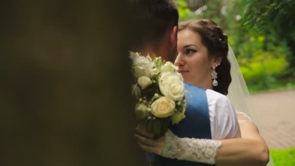 La novia y el novio se miran. — Vídeo de stock