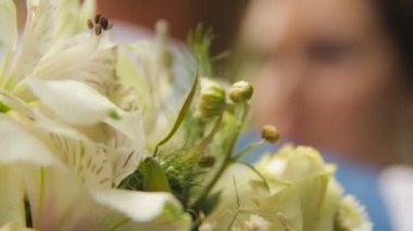 Gelin ve damadın birbirlerine bakıyorlar.