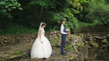 Gelin Damat duran ve ona sarılarak