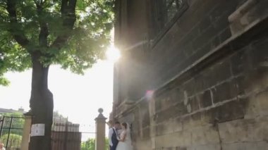 Gelin ve damadın birbirlerine bakıyorlar.