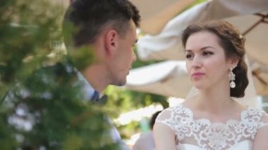 Genç çift kahve içiyorsun