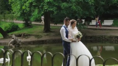 Damat gelini duran ve ona sarılarak