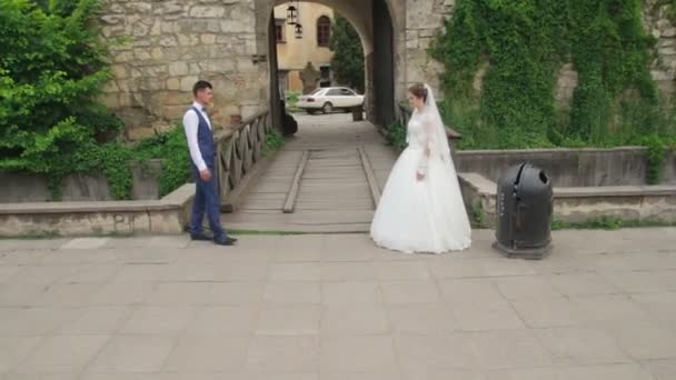 Braut und Bräutigam schauen einander an — Stockvideo