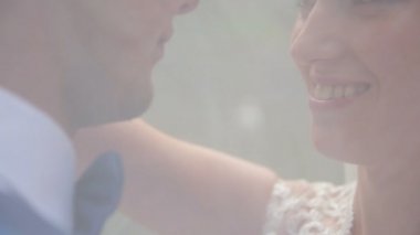 Gelin ve damadın birbirlerine bakıyorlar.