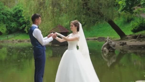 The bride and groom look at each other — Stock Video