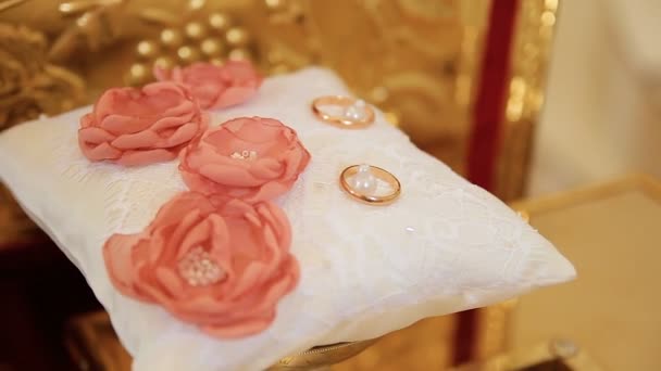 Dos anillos de boda con flor roja en el fondo — Vídeos de Stock