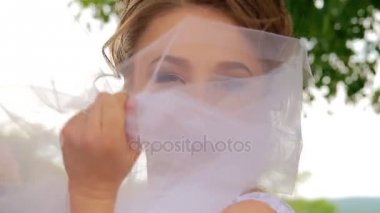 Gelin jocosely kocası görünüyor