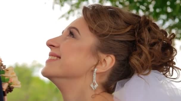 Невеста шутливо смотрит на своего мужа — стоковое видео