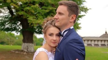 Gelin kocası kucaklayan