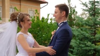 Gelin ve damat birbirlerine kucaklayan