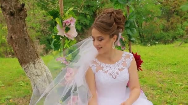 La sposa siede su una bella altalena — Video Stock