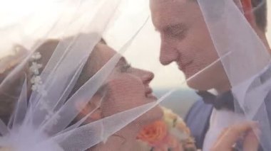 Gelin ve damadın birbirlerine bakıyorlar.