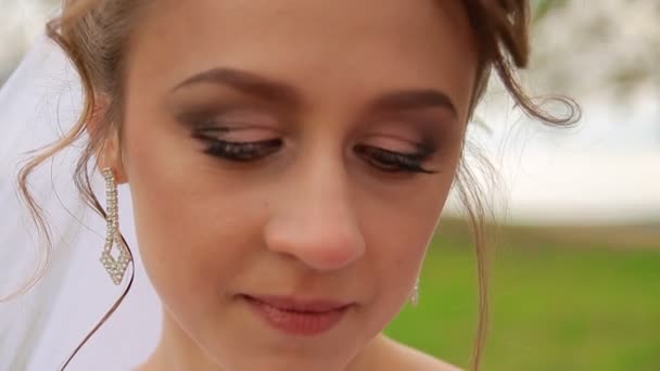 Schöne Braut mit scharfsinnigem Blick — Stockvideo