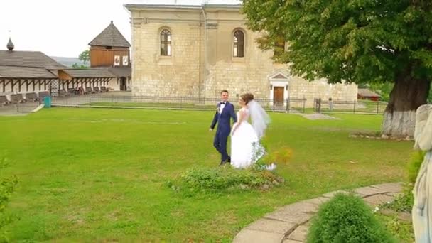 Sposa che cammina con il suo sposo nel parco — Video Stock