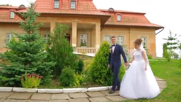 Sposa che cammina con il suo sposo nel parco — Video Stock