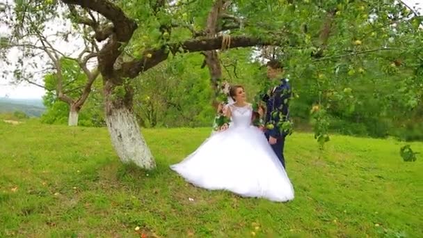 Gelin ve damat güzel birbirinize bakın — Stok video