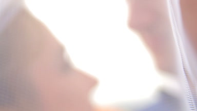 Gelin ve damadın birbirlerine bakıyorlar.