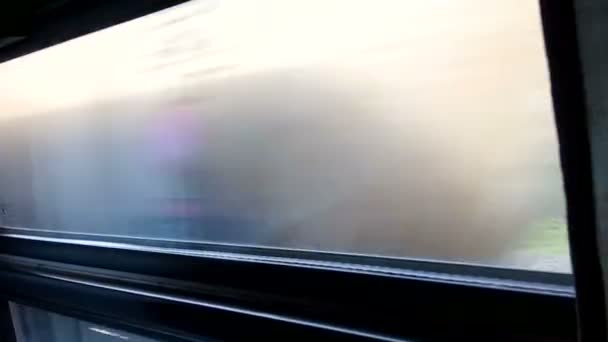 Çevre ve köy hızla gidiyor tren penceresinden görünümü — Stok video