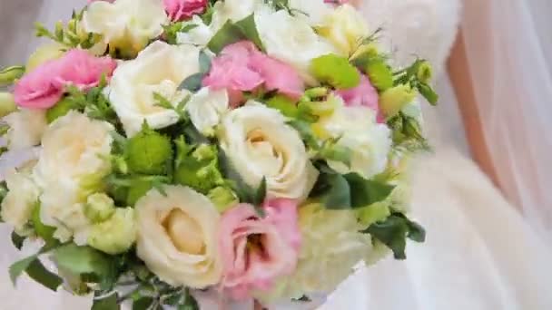 Nevěsta se dívá na svatební kytice — Stock video