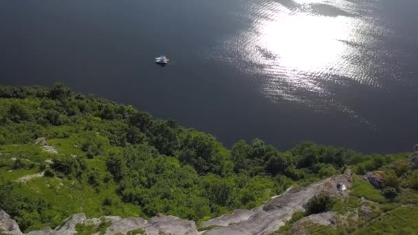 Bela natureza: rio de uma altura — Vídeo de Stock