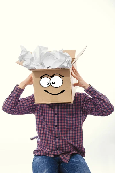 Hombre con caja sonriente sobre su cabeza Imagen De Stock