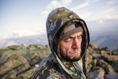 Turistler sonbahar dağlarında