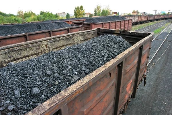 Vehículos de ferrocarril cargados con carbón — Foto de Stock