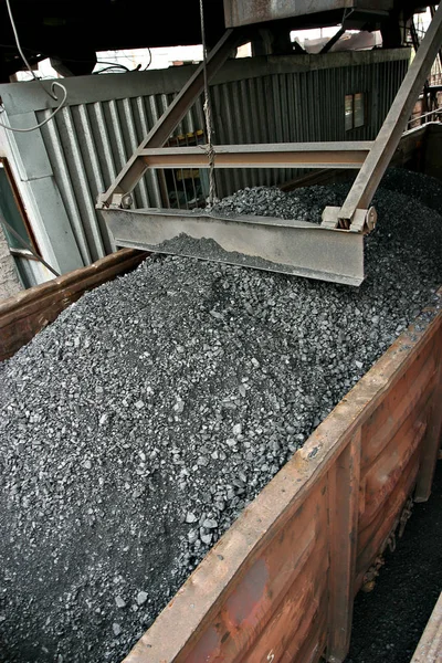 Vehículos de ferrocarril cargados con carbón — Foto de Stock