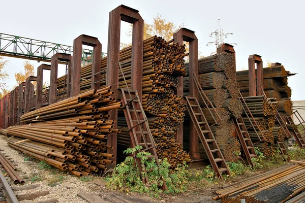 Metallrohre werden in einer Lagerhalle gelagert — Stockfoto