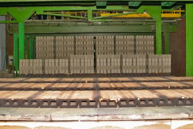 Aracınızda. Tuğla imalatı. Tuğla üretim. Yanık tuğla