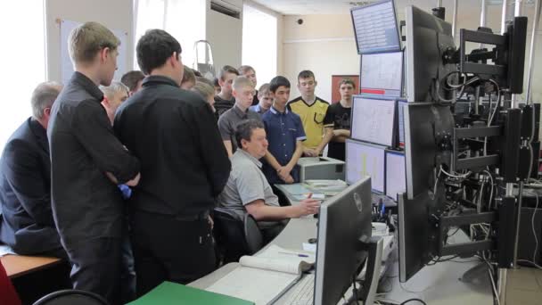 Belovo, Ryssland 14 April 2017: studenter på en studieresa i kol gruvdrift företag i Ryssland — Stockvideo