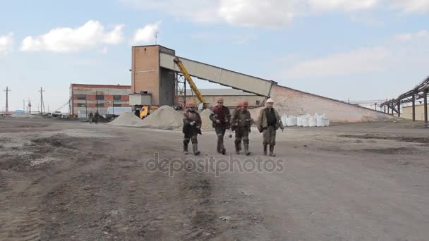 Belovo, 러시아 4 월 14 일, 2017: 작업 교대의 완료 후에 광산에서 광부 — 비디오